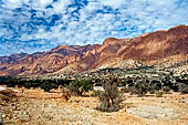 Marocco meridionale - Escursione nella vale di Ameln, nei pressi di Tafraoute, tra antichi villaggi berberi. Si pu notare la roccia chiamata 'la testa di leone'.